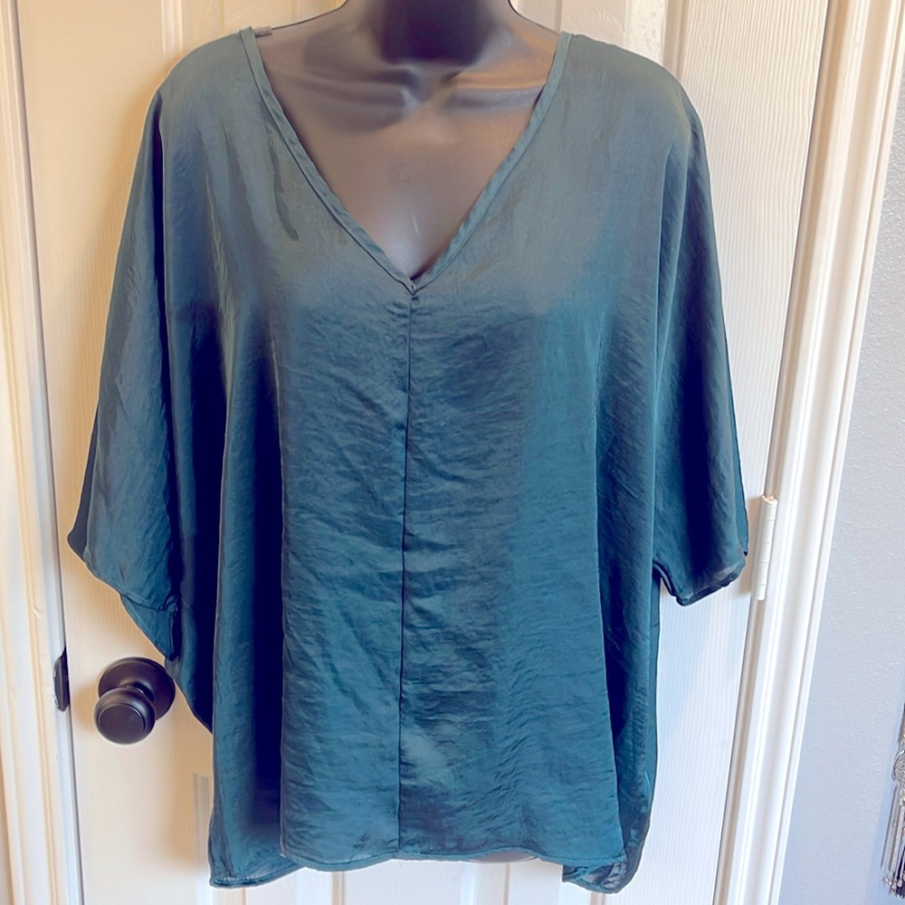 Silk feel emerald green short sleeve top. NWOT